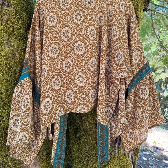 Kantha Bae Silk Shrug - Picture 2 of 4